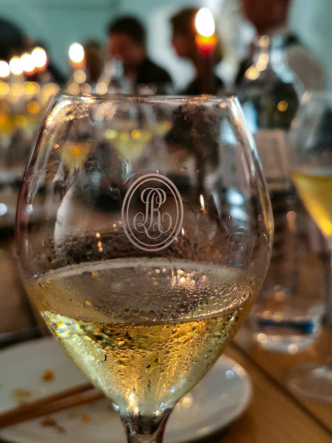 Ein Champagnerglas der Maison Roederer