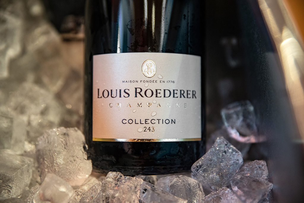 Champagnerflasche von Roederer Collection 243 im Eiskühler