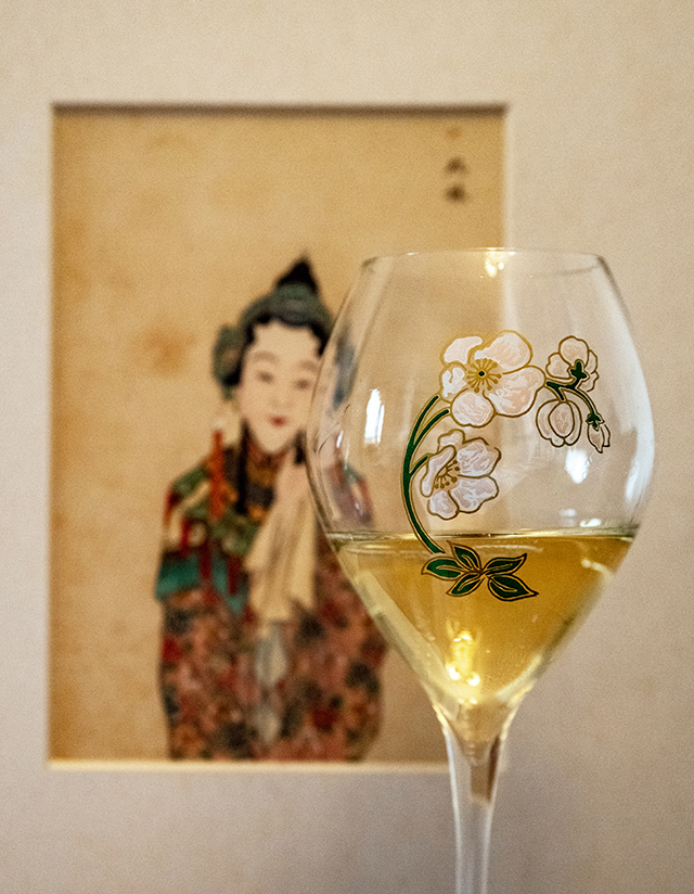 Ein Champagnerglas mit der Anemone von Émile Gallé