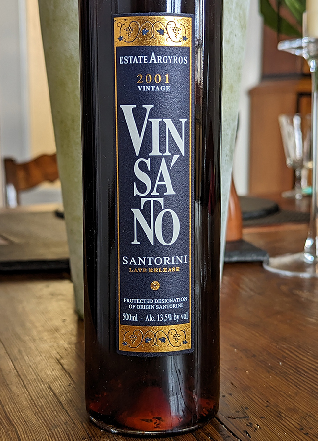 Eine Flasche mit griechischem Vin Santon von der Insel Santorini