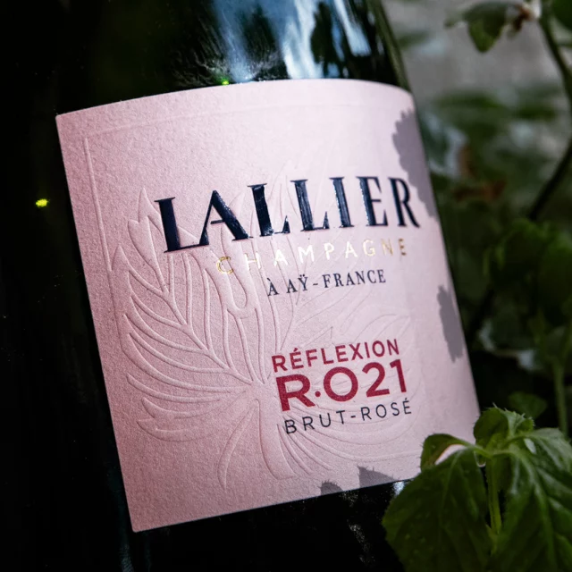 The new cuvée Réflexion R 021 Rosé was the prelude to an excellent quartet of champagnes from Lallier, which I had the pleasure of tasting together with Chef de Cave Dominique Demarville during an interview for FINE - Das Weinmagazin. The article will be published in June. 🥂
#champagne #champagner #champagnelover #champagnelovers #ay #lallier #champagnelallier #champagnelallierrose #lallierreflexionr #dominiquedemarville #fineweinmagazin #finemagazin #dasgutetrinken #tretorri #tretorriverlag #stefanpegatzky