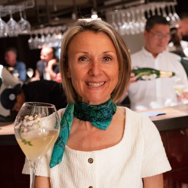 What a pleasure it was to welcome Séverine Frerson to Berlin for the first time. The cheffe de cave of Maison Perrier-Jouët came to the Spree to celebrate the release of the 2016 vintage of the Prestige Cuvée Belle Époque. Thank you KaDeWe and Pernod Ricard Deutschland for this wonderful afternoon! More about the current edition of the Belle Epoque soon on Sur-la-pointe. 🥂
#champagne #champagnelovers #champagnelover #champagnebelleepoque #perrierjouetbelleepoque #perrierjouet #severinefrerson #kadewediesechste