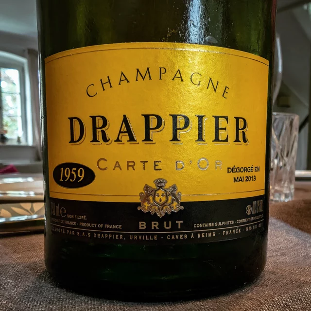 636 months of bottle fermentation! Disgorged in May 2013, Champagne Drappier Carte D'Or 1959 is probably one of the oldest commercially available champagnes on the market. It is said that 330 bottles were filled at the time and then auctioned off. The real sensation, however, is the incredible freshness of the wine. Light straw yellow in the glass, with tertiary and hazelnut aromas dominating the bouquet. The mousse is barely noticeable, bone dry and with a present acidity, but still harmonious and wonderful to drink. It went excellently with Langres cheese. 🍾
#champagne #champagnelovers #champagnelover #champagnedrappier #aubechampagne #urville