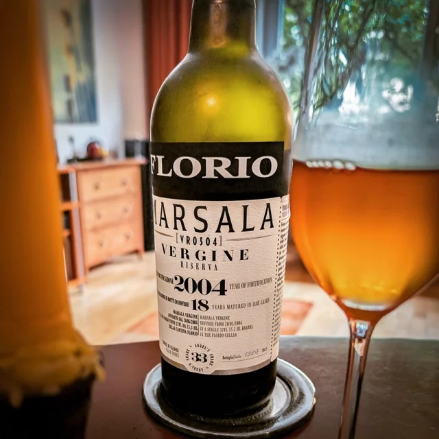 A great Sicilian classic for summer: Marsala Vergine Riserva 2004 from Containe Florio. The Grillo grapes were fermented in cement and then aged in wood for 18 years, 143 meters from the sea, during which time 33 percent evaporated. The alcohol content of 19 percent, obtained through fortification, is barely noticeable, instead giving way to hints of honey, hazelnuts, and a salty finish.
#vinomasala #vinomarsalavergine #cantineflorio #vinomarsalavergine +#marsalawine #viniliquorosi