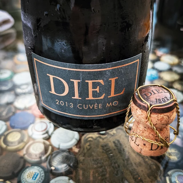 Diel's Prestige Cuvée Mo bears the designation VDP.Sekt.Prestige, which means that it is a top-quality sparkling wine from a member of the Verband Deutscher Prädikatsweingüter (VDP). The sparkling wine was aged on the lees for over nine years and bottled without dosage. The cuvée of Pinot Noir and Pinot Blanc is unusual – I previously thought that Pinot Blanc was too soft and fruity to produce top sparkling wines. But 2013 was a cool year and Caroline Diel is a great winemaker. Accordingly, the Mo is dense, vinous, and complex, with a nice saltiness in the long finish. 🥂
#sekt #deutschersekt #germansparkling #vdp #schlossgutdiel #nahewein