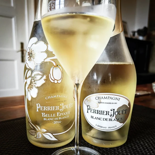 Belle Epoque Blanc de Blancs is one of the least known prestige champagnes, yet it is an insider tip. This is because it is produced in very small quantities and is made from what are possibly the best Chardonnay grapes of the Grand Cru Cramant. For an article I am preparing for Sur-la-pointe, I tasted the 2014 vintage in comparison to the classic Blanc de Blancs from Perrier-Jouët, which the Maison from Épernay has been producing since 2017. More on my homepage soon. 🍾
#champagne #champagnelovers #champagnelover #champagnebelleepoque #belleepoqueblancdeblancs #perrierjouetbelleepoque #perrierjouet #cramant