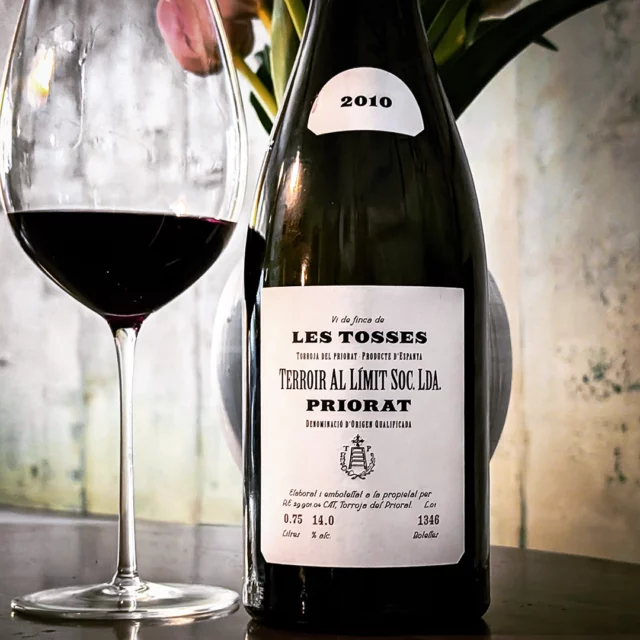 The fact that people are drinking more red wine (at least here in Germany) is perhaps the only positive thing about this summer. Les Tosses is one of Terroir al Limit's two top vineyards in the Catalan Priorat region and their top Cariñena. 2010 is a fairly early vintage and does not yet have the precision of the current vintage. 🍷Nevertheless, it is an impressive wine.
#priorat #carinena # cariñena #terroirallimit #lestosses