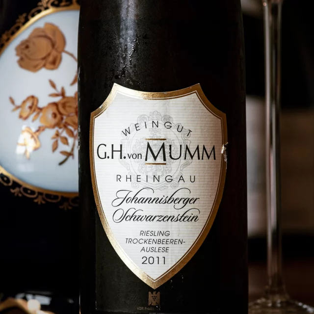 The Rheingau region is synonymous with classic Rheingau Rieslings, yet in recent years it has lost many wineries with a glorious tradition. One example is G. H. von Mumm, which was founded by Frankfurt wine merchant Gottlieb Mumm after he made a fortune with the legendary 1811 vintage from Schloss Johannisburg. He invested his profits in the Rheingau and Champagne regions... In 2012, the winery became a member of the VDP, but six years later, the premises were sold and in Schloss Johannisberg incorporated. Today, it is a kind of ‘ghost winery’ with a website but, if I understand correctly, apart from one or two non-vintage bottlings, which are mainly sold abroad, it has no wines. Harvested two hundred years after the start of the Rheingau adventure, this 2011 TBA from Johannisberger Schwarzenstein had everything a TBA needs: dense, creamy texture, unusually stable acidity for the vintage and a seemingly endless finish. A wonderful plea for the highest designation ("Prädikat") in German viticulture, but unfortunately also a painful reminder of a winery that helped make the Rheingau great, but now lives on only in memory.
#germanwine #germanwines #riesling #rieslinglover #rieslingwine #rheingauwein #rheingauriesling #vdp #vdprheingau #weingutmumm #tba #trockenbeerenauslese